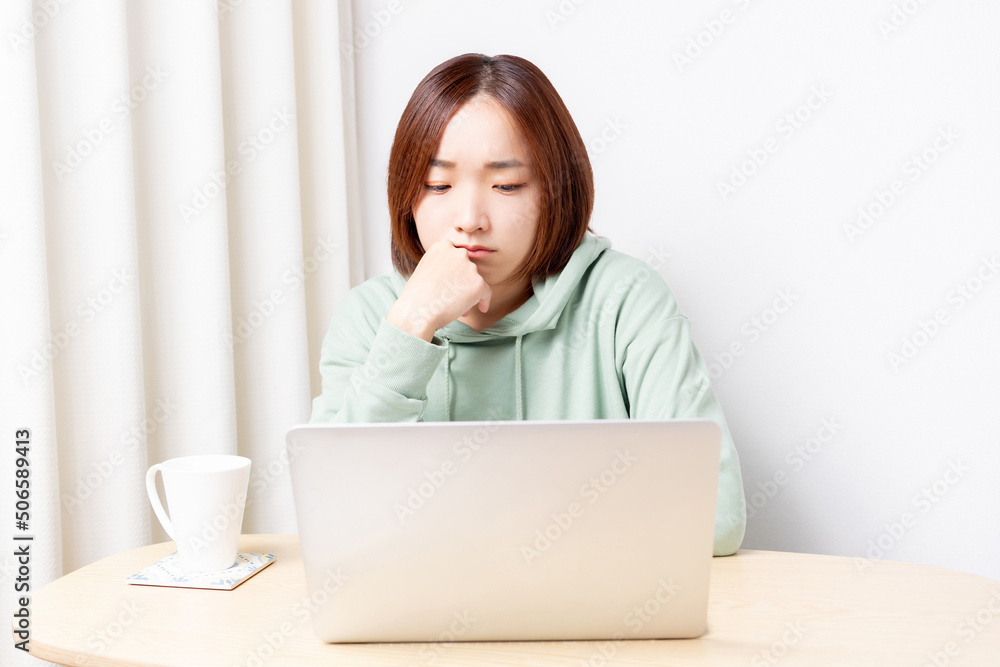 パソコンのトラブルで困っている女性