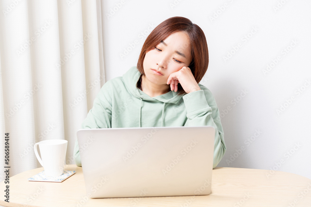 パソコンのトラブルで困っている女性 パソコンのトラブルで困っている女性