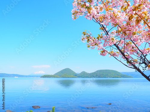 北海道の絶景 春の洞爺湖と桜と羊蹄山風景