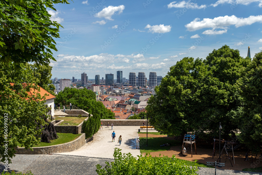 Obraz na płótnie View of Bratislava from the castle hill w salonie