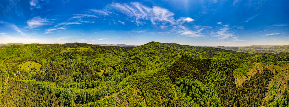 Góry, Beskid Śląski, Stożek i okolice, panorama z lotu ptaka od strony Czech wiosną