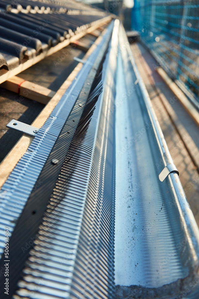 Attaching the gutter to the roof of a new house