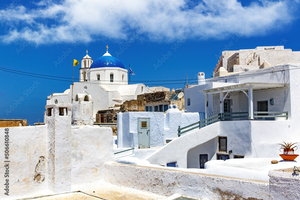 Fototapeta premium Greek architecture - white houses under the sun