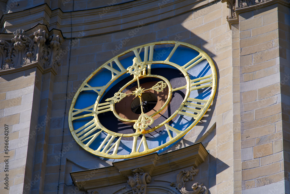 Obraz premium Close-up of clock of baroque collegiate church named St. Gallus und Otmar of City of St. Gallen on a sunny spring day. Photo taken April 19th, 2022, St. Gallen, Switzerland.