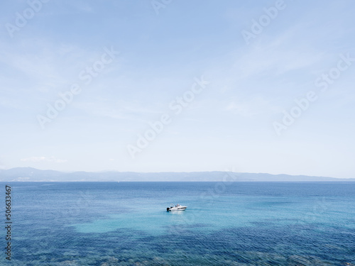 Un bateau ancré dans la baie d'ajaccio en Corse du sud © shocky
