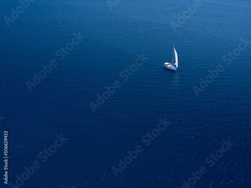 un voilier en mer méditerranée en corse sud photo