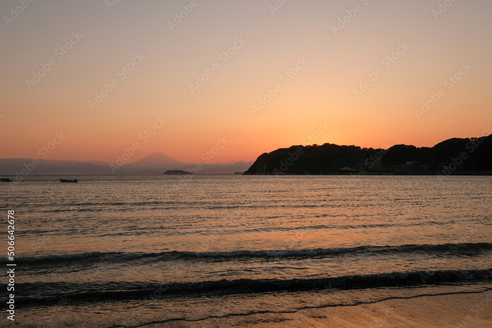 神奈川県逗子市の逗子海岸からの夕日