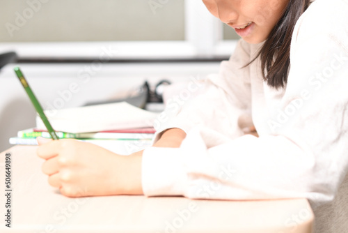 勉強をする女子小学生のイメージ