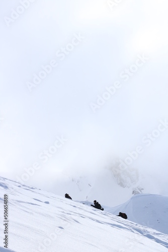 flâneurs égarés dans les montagne blanche, lors d'une randonnée altitude