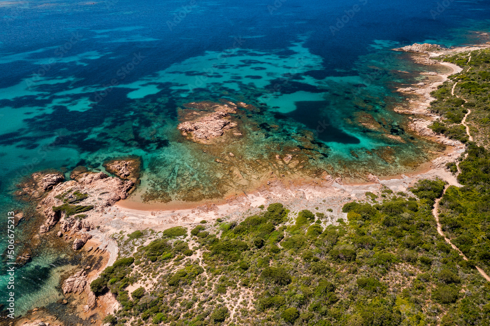 Une vue aérienne du littoral sud Corse et de ses eaux bleues turquoise