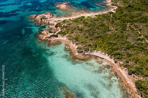 Une vue aérienne du littoral sud Corse et de ses eaux bleues turquoise © shocky