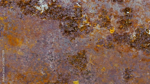 Makroaufnahmen einer oxidierten Metallplatte, Kamerafahrt von rechts nach links