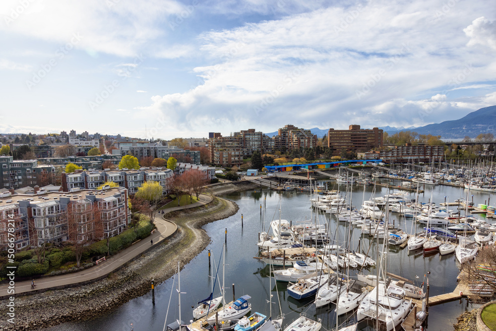 Obraz premium Aerial View of Residential Homes, Boats in Marina and Modern Cityscape. False Creek, Downtown Vancouver, British Columbia, Canada.