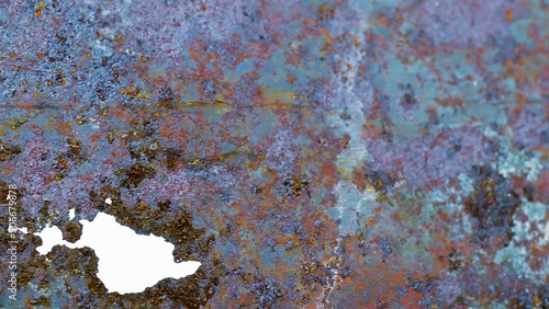 Nahaufnahmen einer oxidierten Metallplatte, Kamerafahrt von rechts nach links