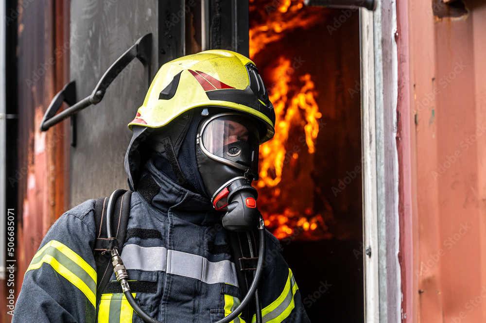 Feuerwehrmänner löschen Feuer - Feuerwehr - 