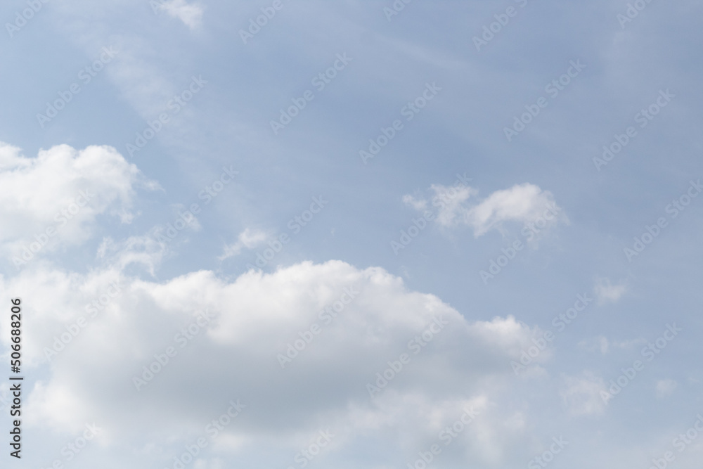 Foto orizzontale cielo azzurro con nuvole bianche