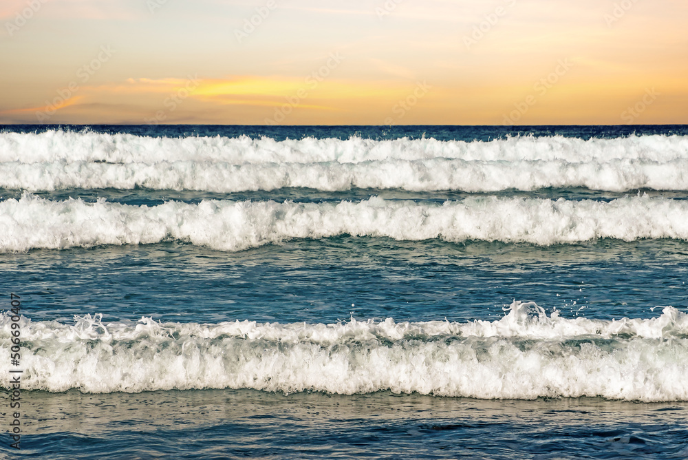 Fototapeta premium waves breaking in a row