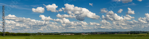 Panoramaansicht der Erdatmosph  re mit blauem Himmel und Cumulus- bzw Sch  nwetterwolken   ber dem Horizont