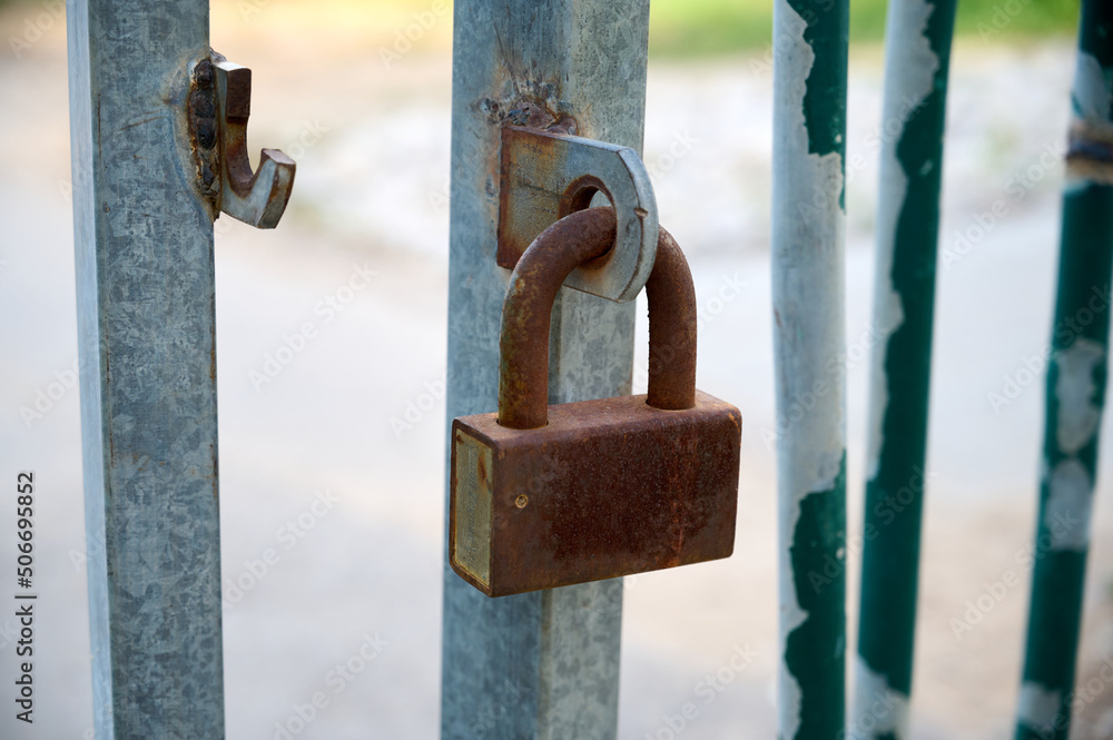 The gates are broken open and on one leaf there is a closed padlock. The gates are broken open and on one leaf there is a closed padlock.