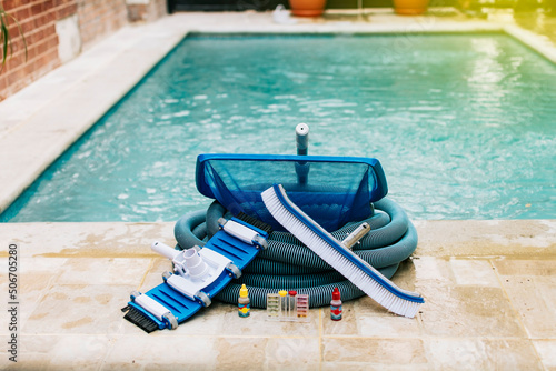 Fotografía Image of pool cleaning and maintenance kit, vacuum cleaner, ph test, leaf picker