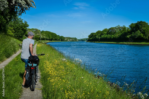 Am Nord-Ostsee-Kanal entlang Rad fahren in Schleswig-Holstein photo