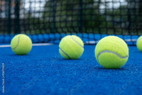Selective focus, five balls on a paddle tennis court © Vic