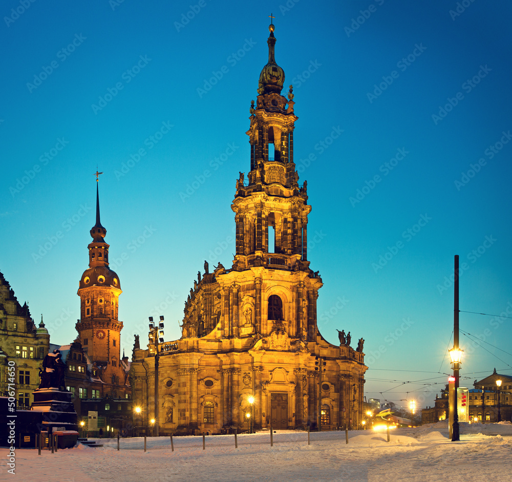 Dresden Schlosskirche am Abend auf dem Schlossplatz, im Schnee, erleuchtet in der blauen Stunde im barocken Glanz