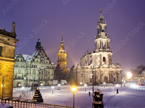 Dresdens Schlossplatz im Winter am Abend mit Schnee im Lichterglanz an den Brühlischen Terrassen