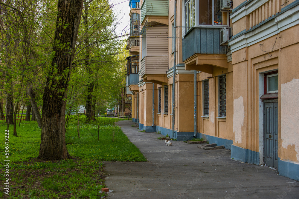 Obraz premium architecture of a multi-storey building built in 1936 in the industrial settlement of Sotsgorod in the city of Novocherkassk (South of Russia) on a spring day
