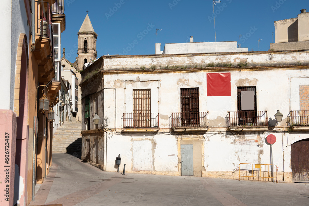 Calle Castellanos, campanario de la iglesia Basílica del Carmen, Jerez de la Frontera, Cádiz, España, foto tomada el 16 de mayo de 2022