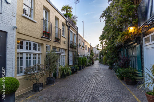 Fototapeta Naklejka Na Ścianę i Meble -  Romantic narrow street in South Kensington, London