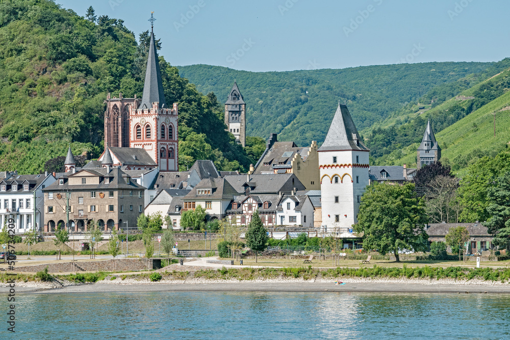 Tjhe small town of Lorch, Germany nestled in hills along the Rhine River.