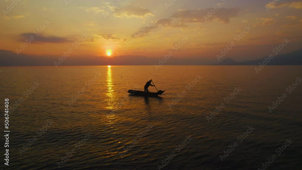 Paisaje, amanecer, montañas, atardecer, lago, barco, canoa, Guatemala, naranja, viajes, vacaciones, sol, verano, cálido, paz, tranquilidad, descanso, tranquilidad. Paisaje, amanecer, montañas, atardecer, lago, barco, canoa, Guatemala, naranja, viajes, vacaciones, sol, verano, cálido, paz, tranquilidad, descanso, tranquilidad.