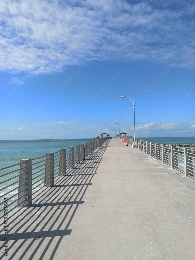 Obraz premium walkway to the sea