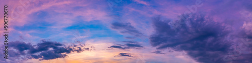 Foto Dramatic panorama sky with cloud on sunrise and sunset time
