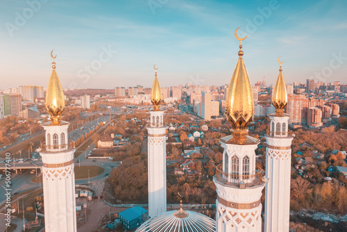 Canvas Print Aerial unusual view of minarets of a majestic mosque