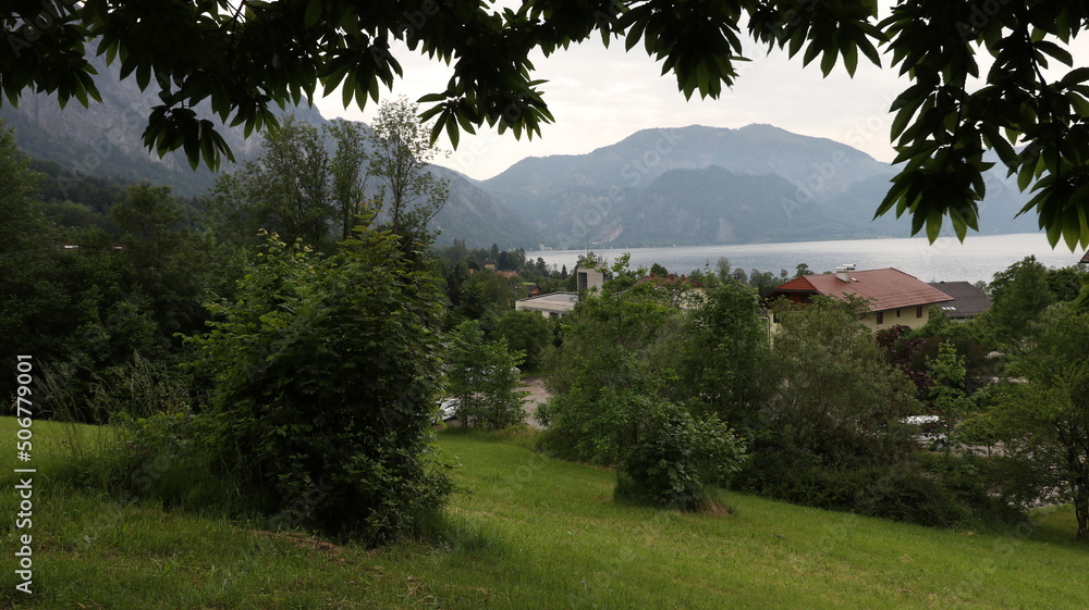 Fototapeta premium Rund um den see mit bergen flüßen und seen