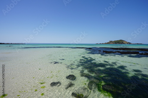 Fototapeta Naklejka Na Ścianę i Meble -  clear shoaling beach and island