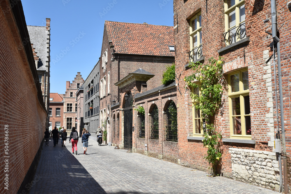 Fototapeta premium Ruelle médiévale de brique à Malines. Belgique 
