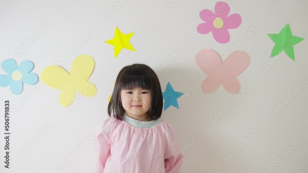 手を上げて返事をする4歳の子供(育児・子育て・幼稚園・保育園) 手を上げて返事をする4歳の子供(育児・子育て・幼稚園・保育園)