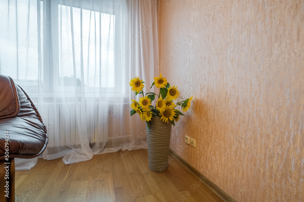Fototapeta premium vase with a bouquet of flowers in the interior