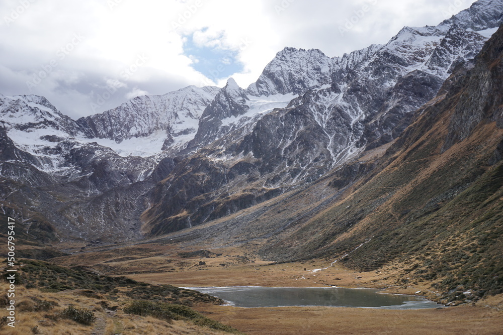 Bergsee vor schneebedeckten Gipfeln