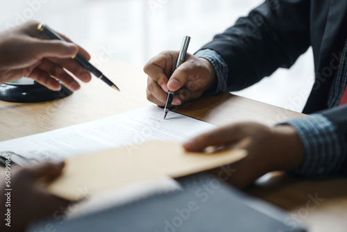 Obraz na plátne The Legal Execution Department makes an appointment with the customer to sign a mediation agreement to pay the debt