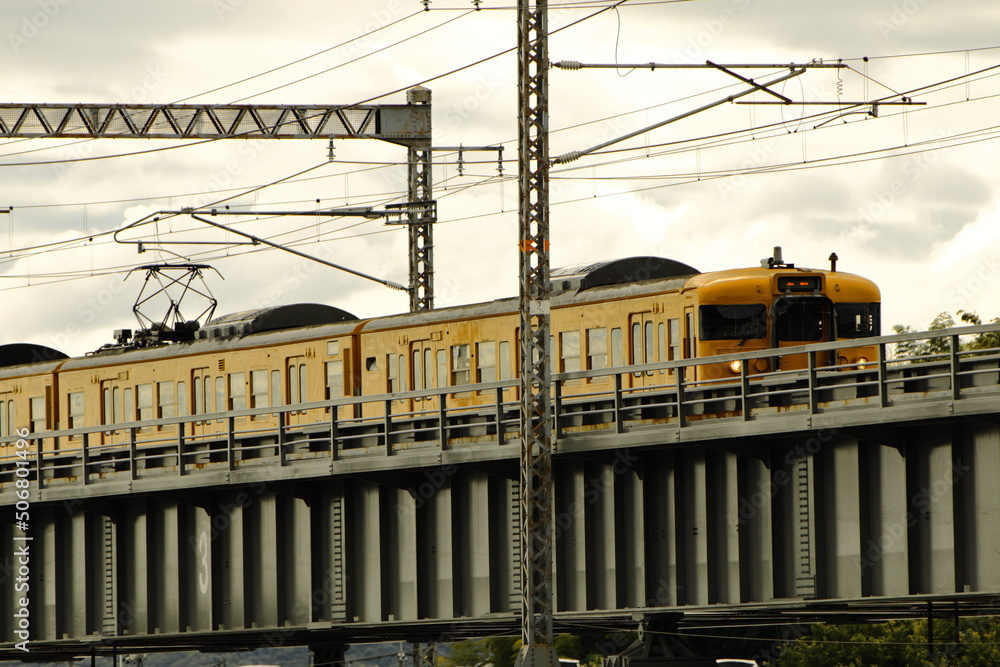 鉄橋を渡る黄色の電車