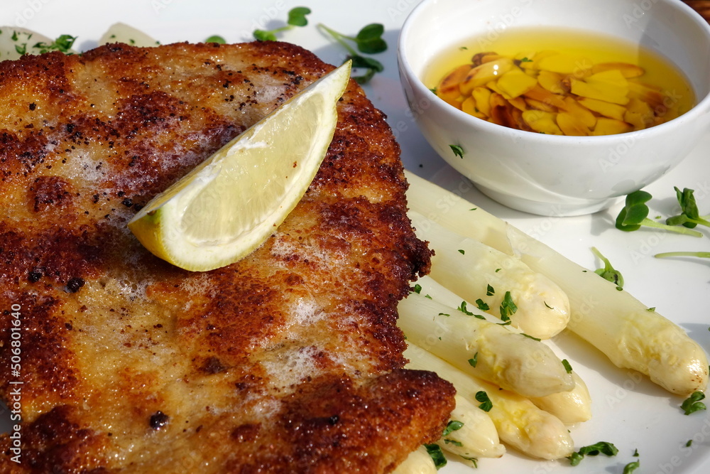 Schnitzel Wiener Art mit Spargel und Mandelbutter