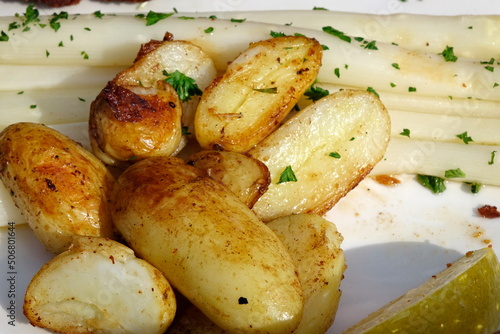 Obraz na płótnie Spargel mit Röstkartoffeln, Butter w salonie