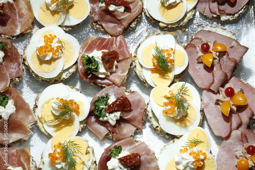 Obraz na płótnie Appetithäppchen auf Servierplatte, formatfüllend w salonie
