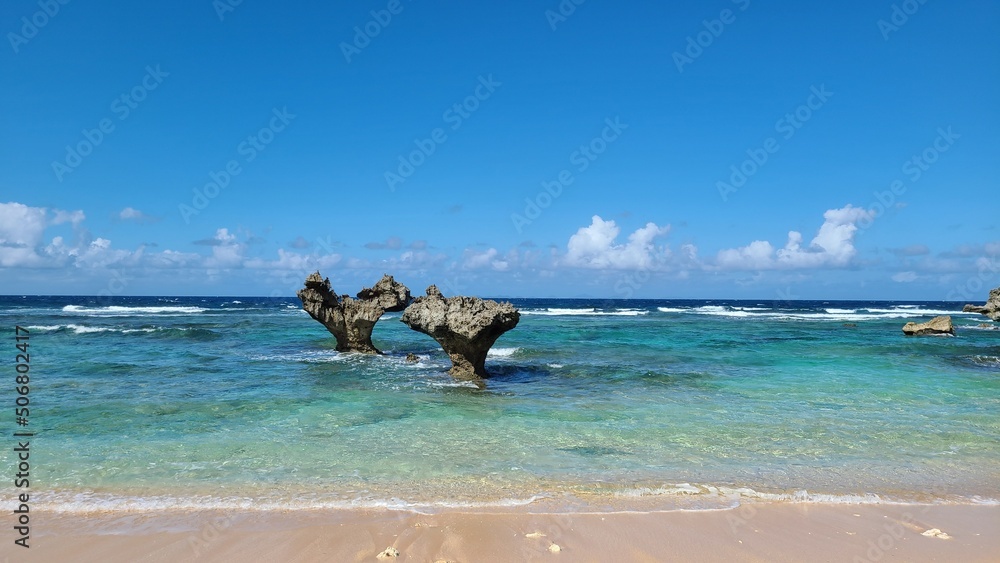 岩と美しいビーチ