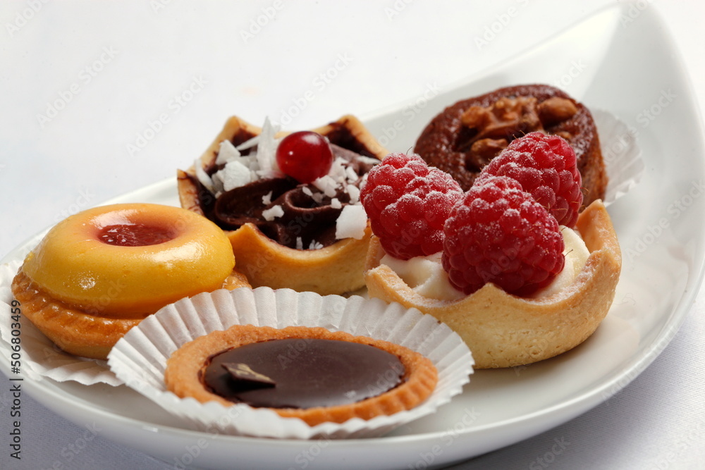 Petits Fours, kleine Kuchen auf Servierplatte