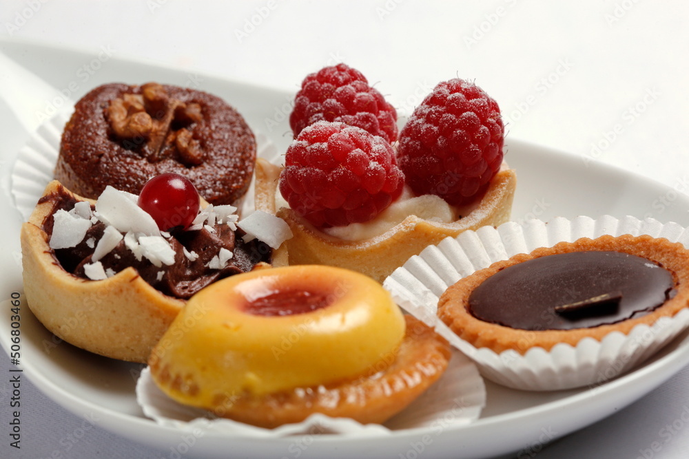 Petits Fours, kleine Kuchen auf Servierplatte